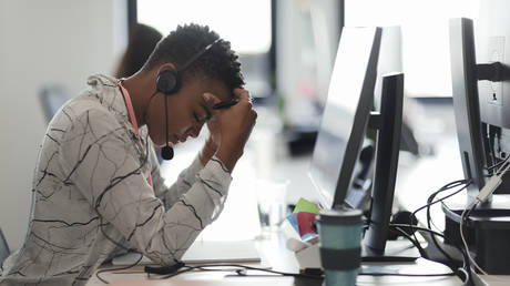 Модератор Facebook подал в суд на компанию из-за «торговли людьми» — RT World News