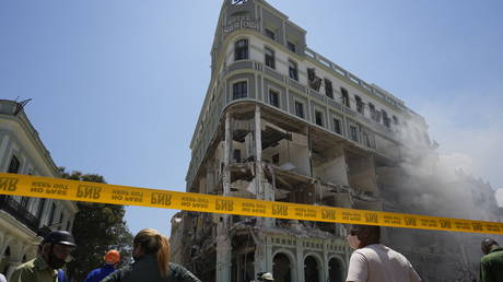 Мощный взрыв разрушил отель на Кубе — RT World News