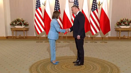 Пелоси призывает к «самому сильному военному ответу» против России — RT World News