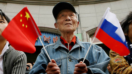 Подавляющее большинство китайцев положительно относятся к России — опрос — RT World News