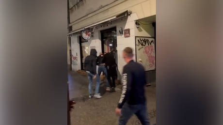 Полиция поделилась фотографиями подозреваемого в жестоком уличном убийстве — RT World News