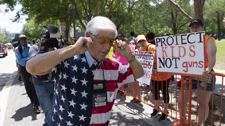 Протесты против оружия потрясли съезд NRA — RT World News