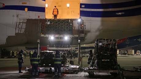 США могут приостановить поставки оружия в Украину — RT World News