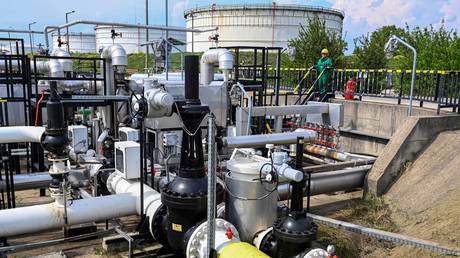 У ЕС «нет решения», чтобы исправить ущерб от запрета на нефть в России — Венгрия — RT World News