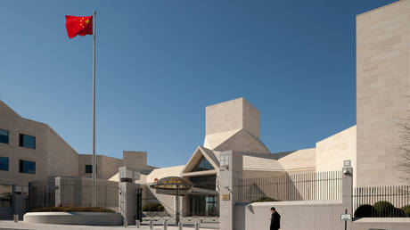 Американцы атаковали посольство Китая — RT World News