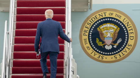 Белый дом решает проблему возраста в планах переизбрания Байдена — RT World News