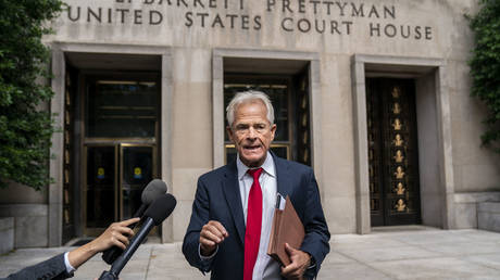 Бывшего советника Трампа обвинили в неуважении к Конгрессу — RT World News