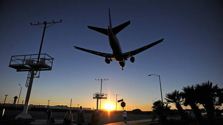 «Человек с реактивным ранцем» снова преследует пилотов — RT World News