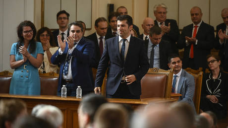 Член ЕС сместил пронатовское правительство, выразив вотум недоверия — RT World News