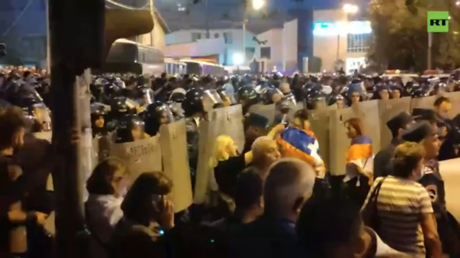 Десятки госпитализированы в результате столкновений в Армении (ВИДЕО) — RT Россия и бывший Советский Союз