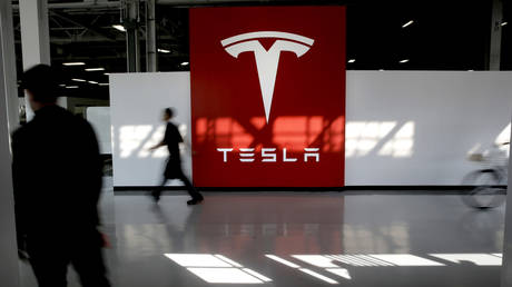 Илон Маск предупреждает о массовых увольнениях в Tesla — RT Business News