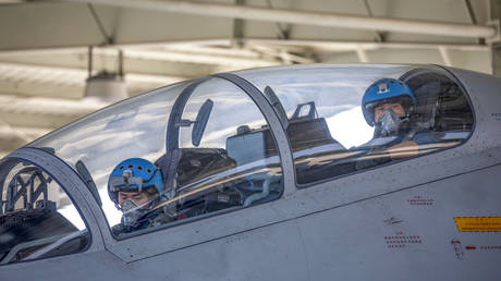 Китайские военные летчики сбрасывают канадский самолет — репортаж — RT World News