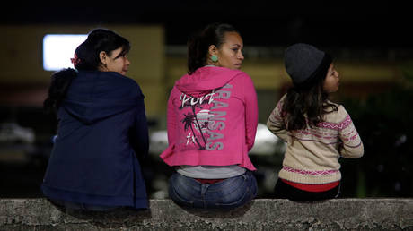 Крупный караван мигрантов отправляется в сторону США — СМИ — RT World News