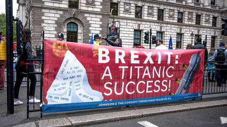 Масштабная утечка информации о заговоре с участием глубокого государства в отношении Brexit — RT World News