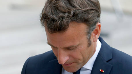 Партия Макрона теряет большинство в парламенте — прогнозы — RT World News