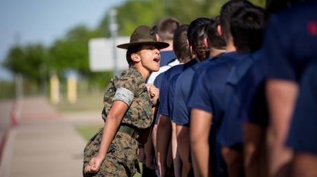 Пентагон отстает от целей набора — RT World News