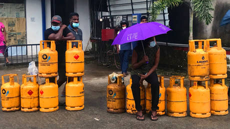 Погрязшая в долгах Шри-Ланка присматривается к российской нефти со скидкой — RT Business News