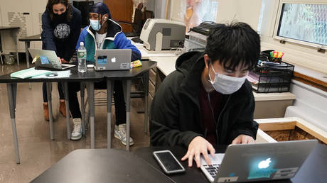 Республиканцы критикуют инструмент «дезинформации», используемый в школах, за «левый уклон» — RT World News