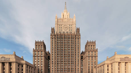 Россия внесла в черный список британские СМИ и военных — RT World News