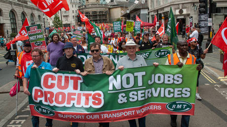 Рост стоимости жизни спровоцировал массовые протесты в Великобритании и Ирландии — RT World News