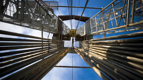 США хотят ограничить нефтяные доходы России, не прерывая поставок — RT Business News