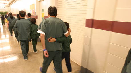 Судья отменил ограничения на депортацию Байдена — RT World News