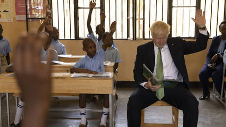 Великобритания может отправить украинских беженцев в Руанду — RT World News