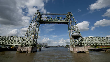 Чиновники отказываются от скандального плана суперяхты Безоса – СМИ — RT World News