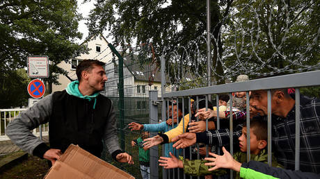 ЕС предупредил о новых «волнах миграции» — RT World News