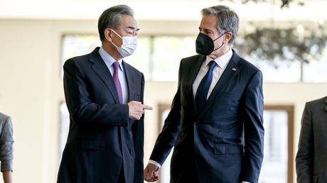 Китай призывает США прекратить «клеветать и атаковать» — RT World News