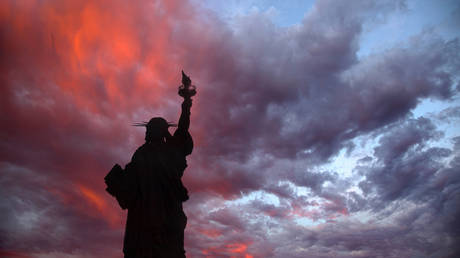 Крупнейшая экономика мира опасно близка к рецессии — аналитики — RT Business News