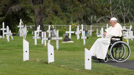 Папа Римский извинился за «зло» в Канаде — RT World News
