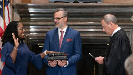 Первая чернокожая женщина-судья SCOTUS приведена к присяге — RT World News