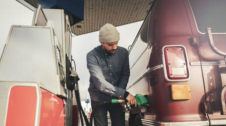 Помощник Байдена рассказал, как США планируют бороться с ценами на бензин — RT Business News