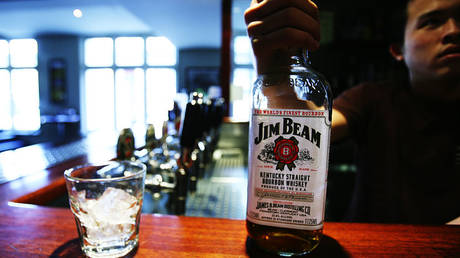 Производители алкоголя продадут бизнес в России — RT Business News