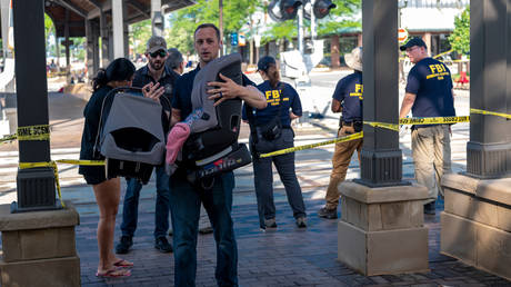 Стрелок в День Независимости сбежал в одежде — полиция — RT World News