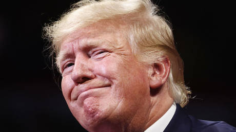 Трамп видит один из способов положить конец «преследованию» против него — RT World News