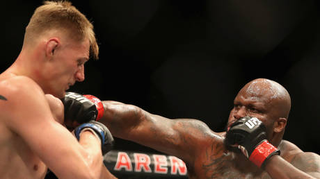 Тренер Волкова ответил на обвинения российского соперника по UFC в расизме — RT Sport News