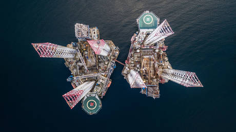 Великобритания утвердила налог на сверхдоходы для нефтегазовой отрасли — RT Business News