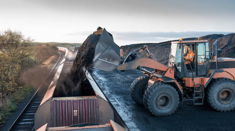 Великобритания введет санкции против российской нефти и угля — RT Business News