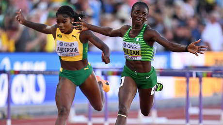 Вспыхнул скандал из-за кроссовок после ошеломляющего мирового рекорда (ВИДЕО) — RT Sport News