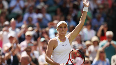 Звезда российского происхождения вышла в четвертьфинал Уимблдона — RT Sport News