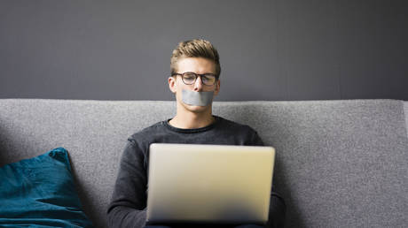 Американцы подвергают себя цензуре из-за Covid, расы и абортов — опрос — RT World News