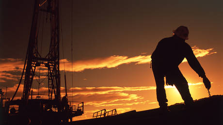 Добыча нефти в России может упасть — МЭА — RT Business News
