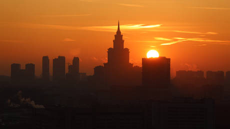 Двум мужчинам грозит тюрьма за «секс у окна», который видели несовершеннолетние — СМИ — RT Россия и бывший Советский Союз