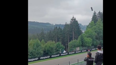 Фанаты в шоке, когда мужчина пролетает над трассой Ф1 на флайборде (ВИДЕО) — RT Sport News