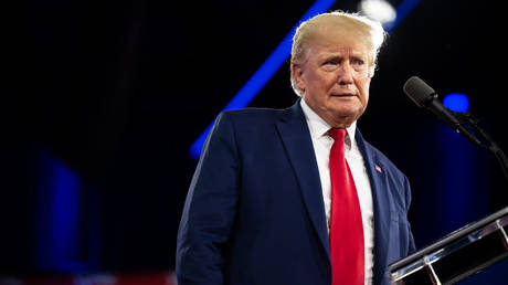 ФБР проводит обыски в резиденции Трампа — RT World News