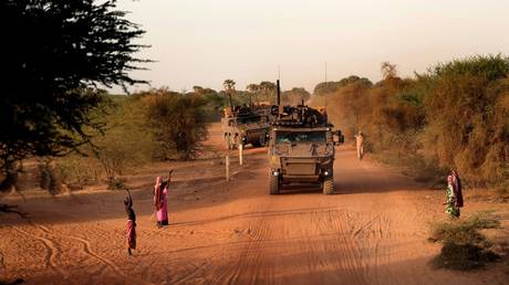 Франция завершает военную миссию в бывшей колонии — RT World News