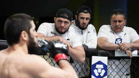 Хабиб предостерегает российскую звезду перед титульным боем UFC (ВИДЕО) — RT Sport News