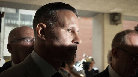 Икона «Манчестер Юнайтед» держала женщину «как рабыню», слушает суд — RT Sport News